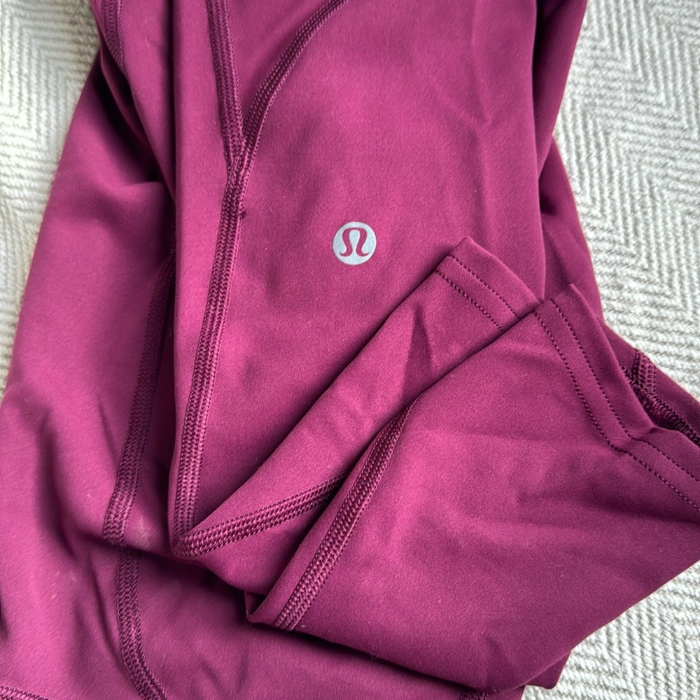 Lululemon Like-New Nylon and Lycra 25 inch size 0